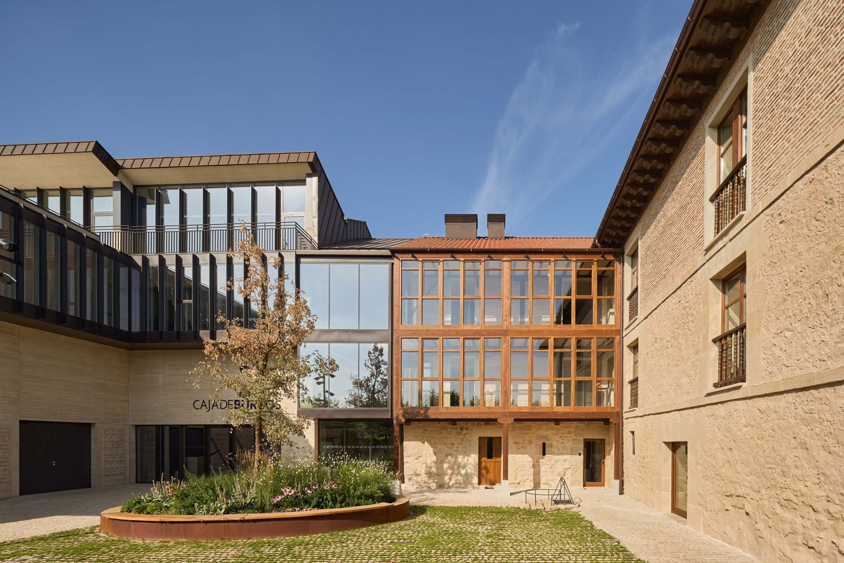 Rehabilitation and Expansion of the "Las Cadenas House" by Escribano Arrieta Studio. Photograph by Javier Bravo.