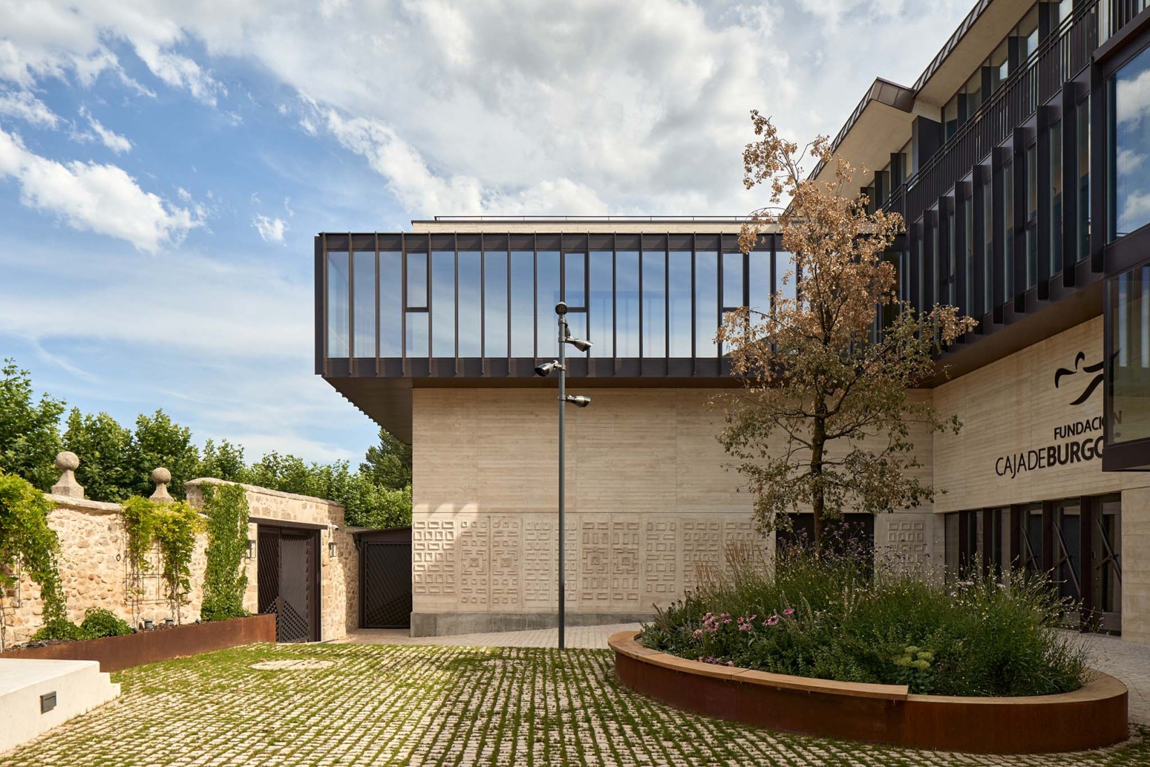 Rehabilitation and Expansion of the "Las Cadenas House" by Escribano Arrieta Studio. Photograph by Javier Bravo.