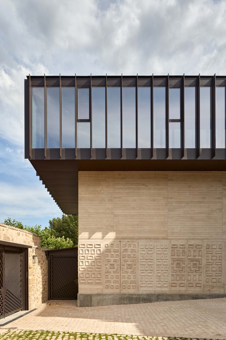 Rehabilitation and Expansion of the "Las Cadenas House" by Escribano Arrieta Studio. Photograph by Javier Bravo.
