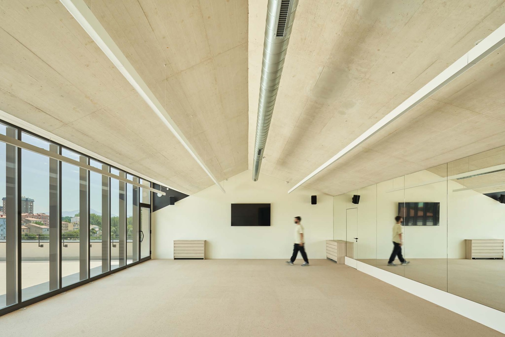 Rehabilitation and Expansion of the "Las Cadenas House" by Escribano Arrieta Studio. Photograph by Javier Bravo.