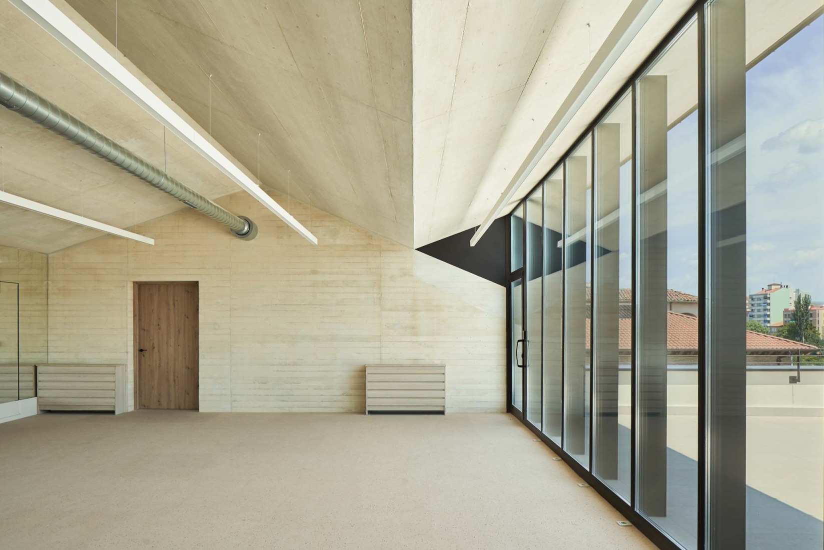 Rehabilitation and Expansion of the "Las Cadenas House" by Escribano Arrieta Studio. Photograph by Javier Bravo.