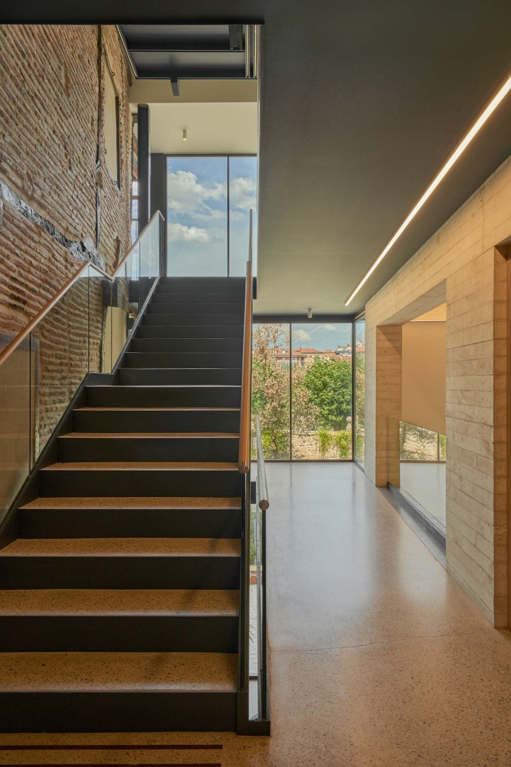 Rehabilitation and Expansion of the "Las Cadenas House" by Escribano Arrieta Studio. Photograph by Javier Bravo.