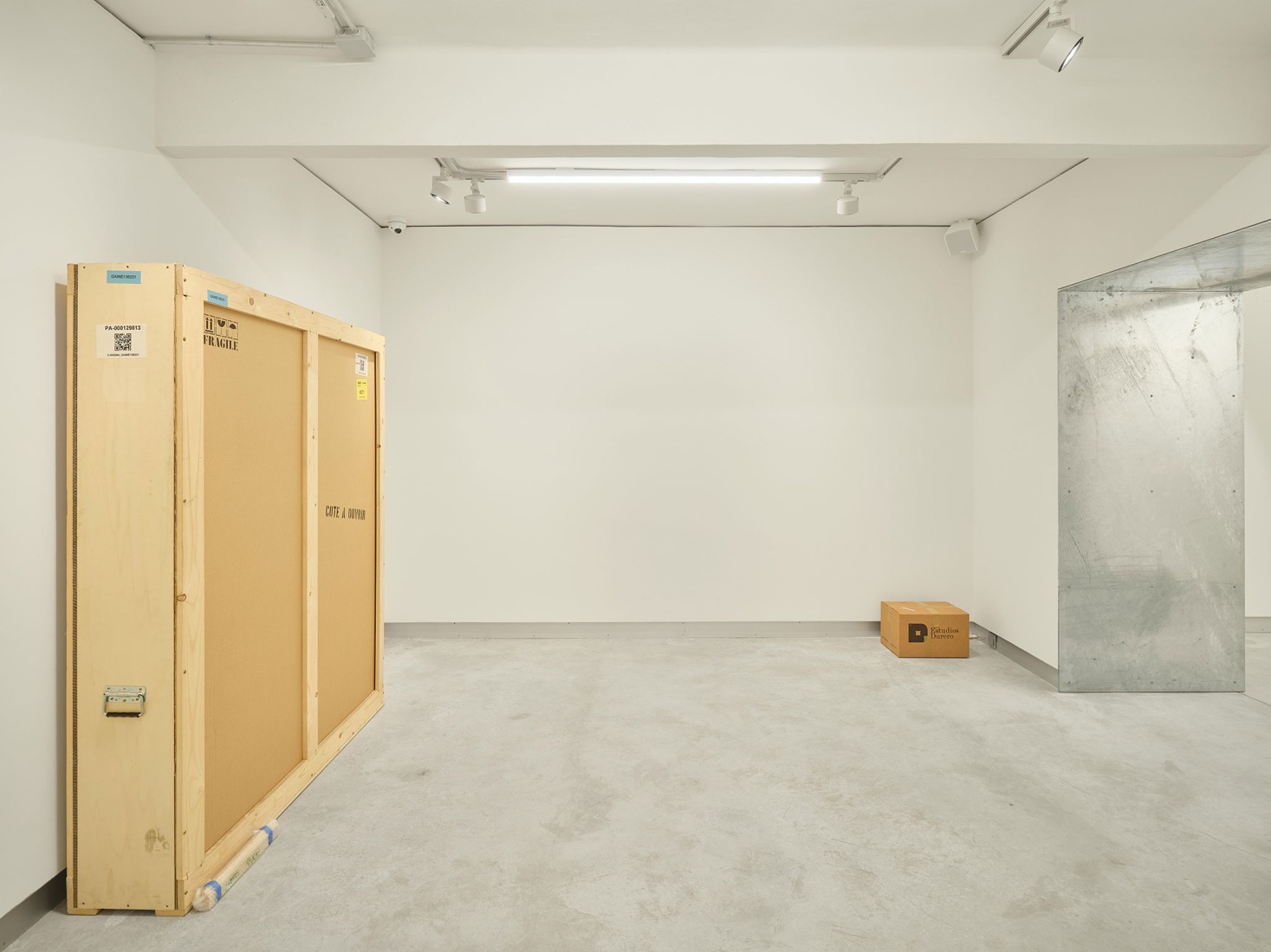 Space Alkar contemporary art collection by estudio Herreros. Photography by Adrià Goula.