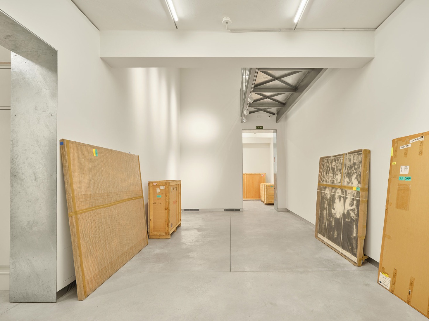 Space Alkar contemporary art collection by estudio Herreros. Photography by Adrià Goula.