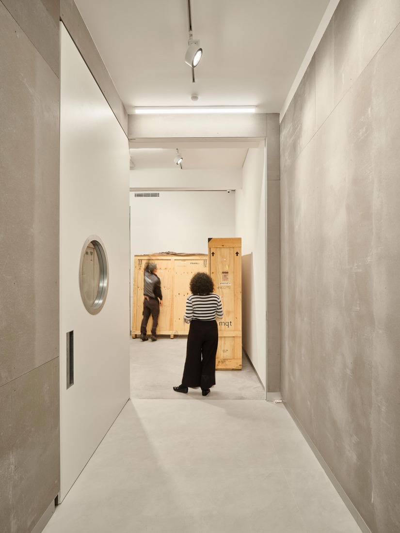 Space Alkar contemporary art collection by estudio Herreros. Photography by Adrià Goula.