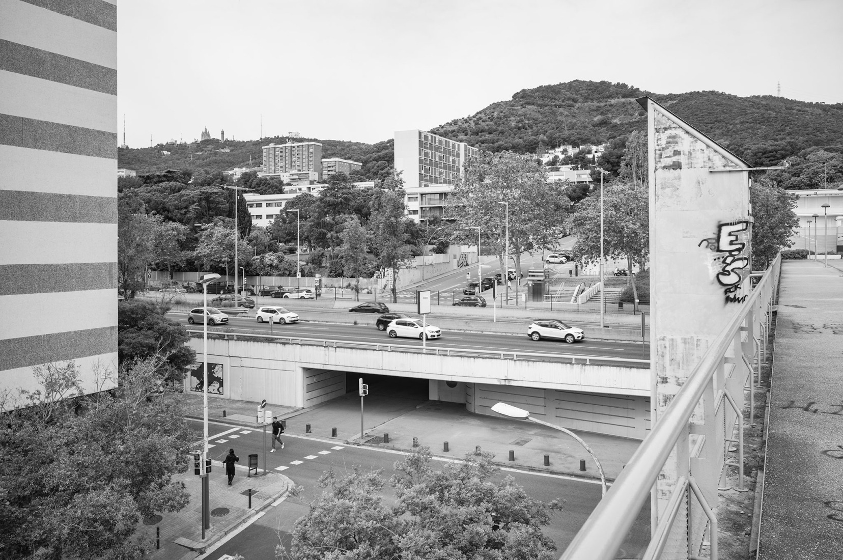 The Ronda de Dalt between Vall d'Hebron and Montbau, 2026. Photography by Manolo Laguillo.
