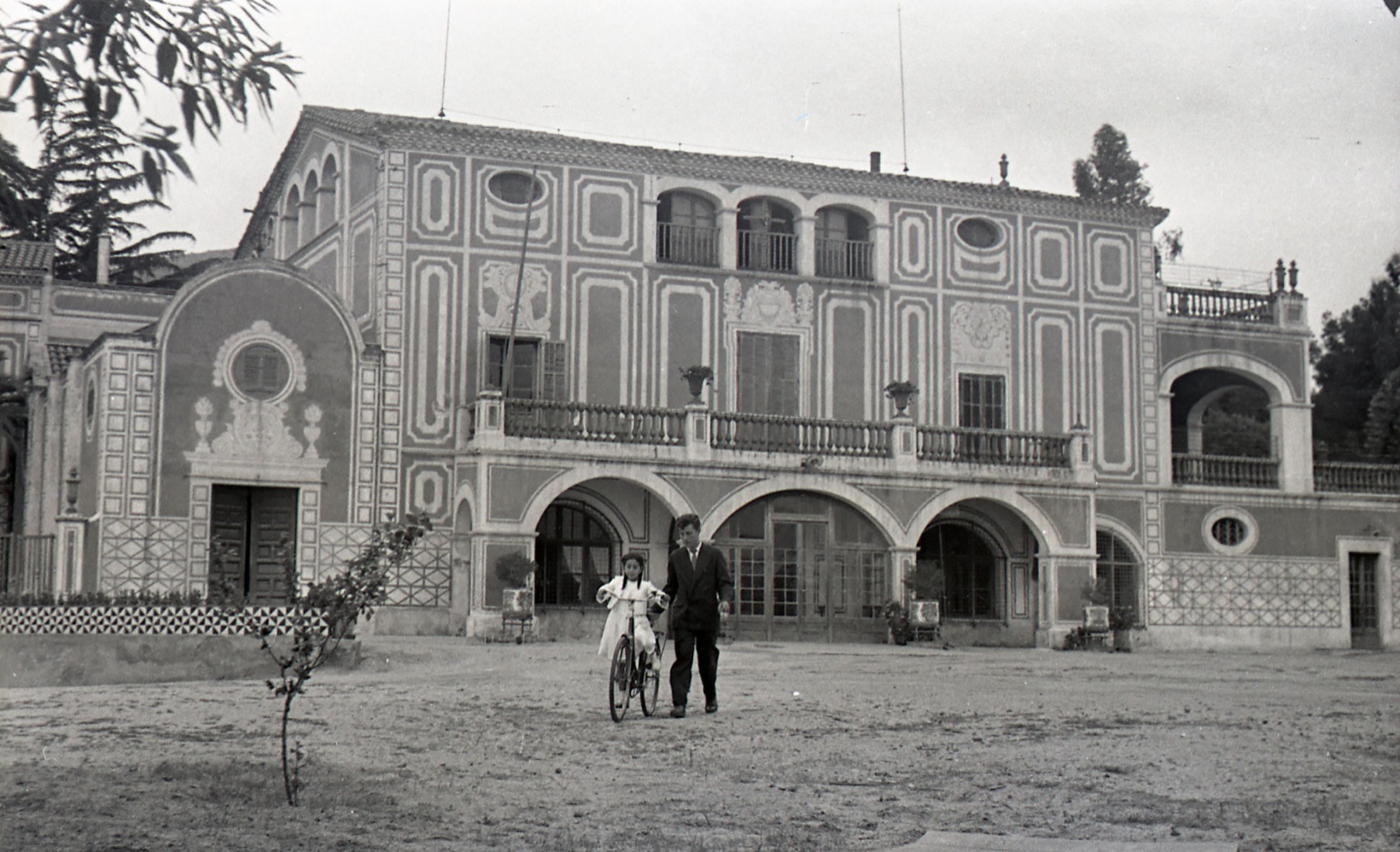 Domingo Manzanares and Fina in front of Can Frares, 1950s. Photograph by Just Hiniestrosa Navalpotro. Hiniestrosa Family Collection. Municipal Archive of the Horta-Guinardó District.