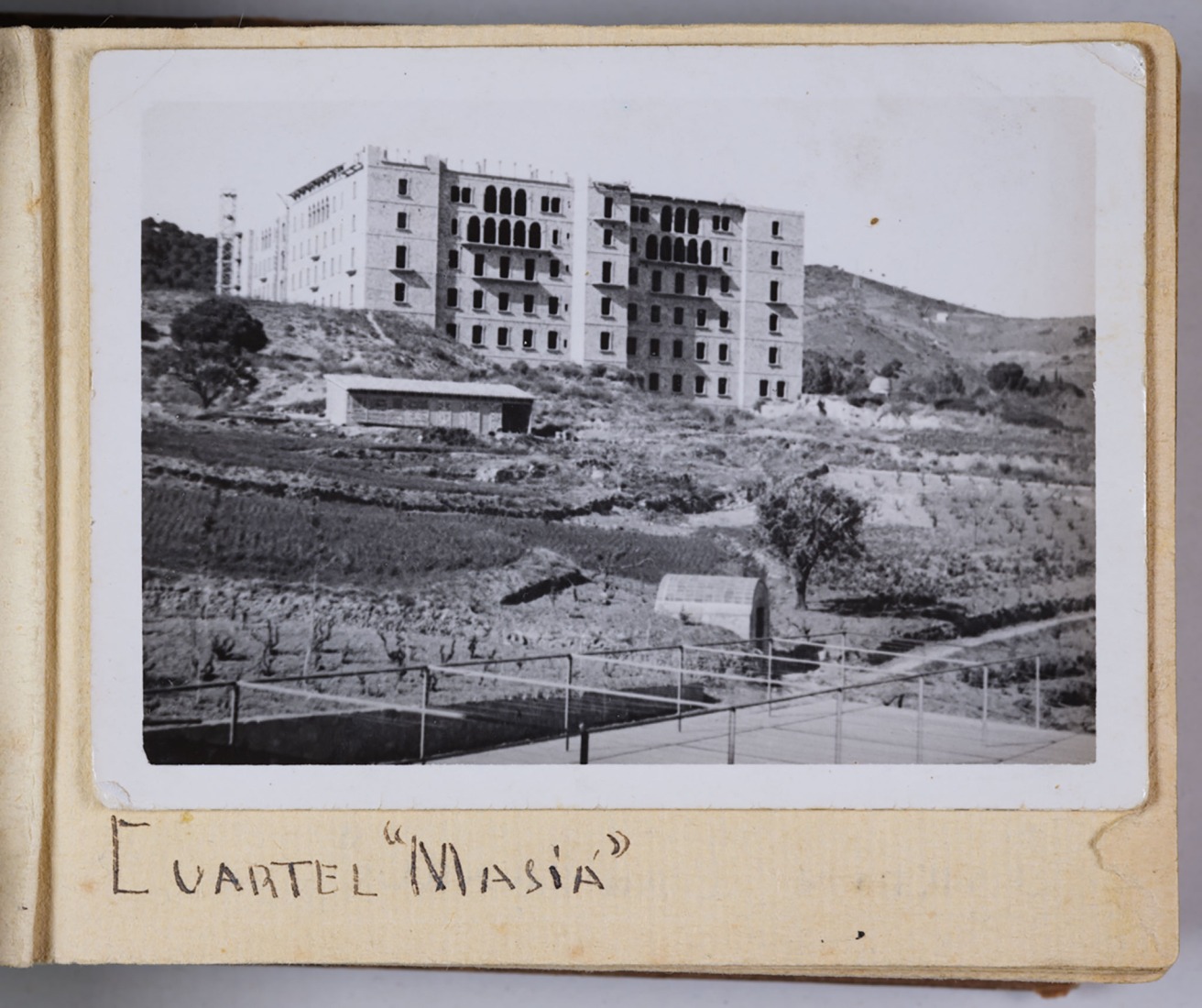 The military barracks in the current Levante building, circa 1938. Photograph by Just Hiniestrosa Navalpotro. Hiniestrosa family collection.