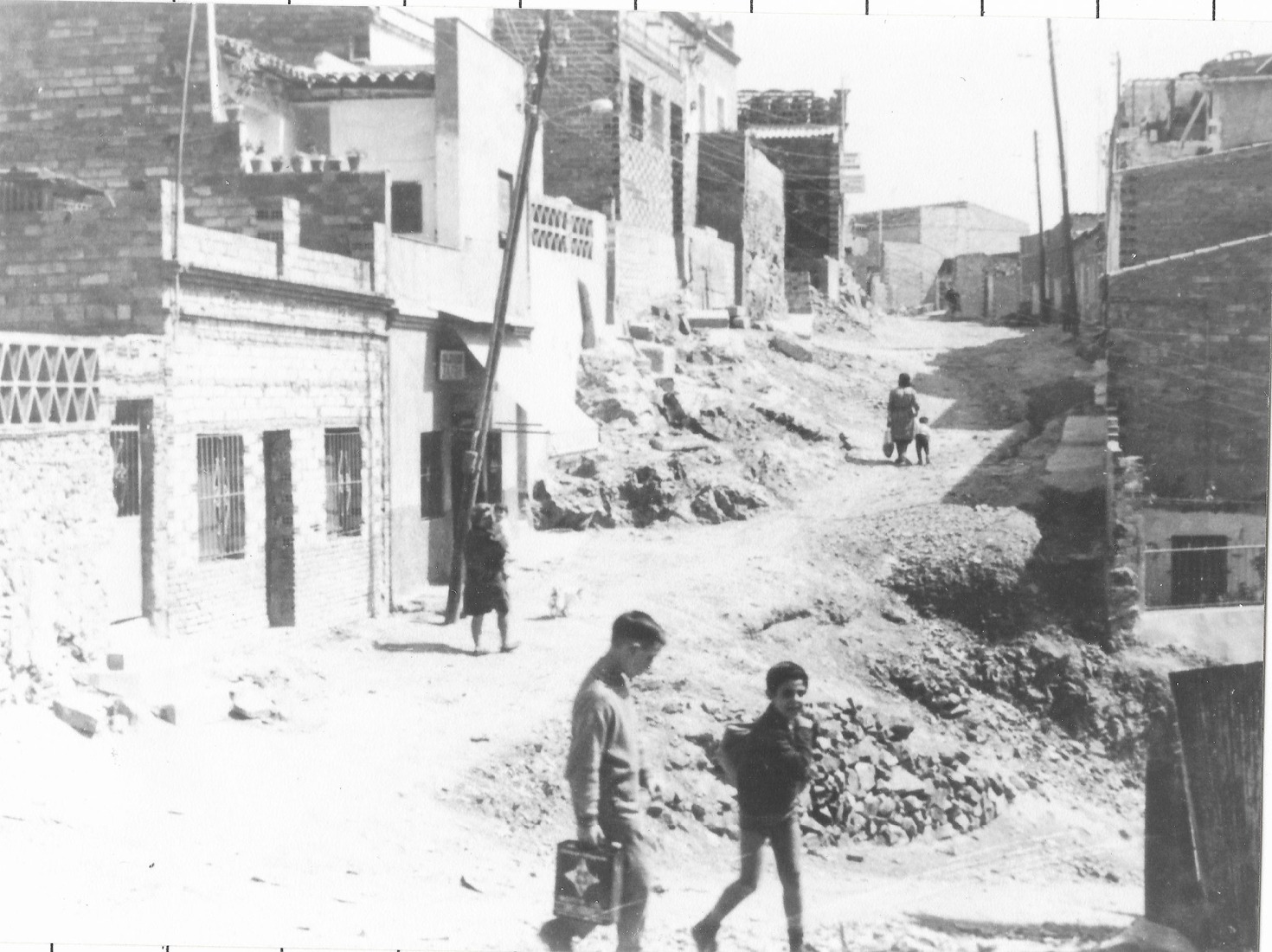 Lloberes Street in the Roquetes neighborhood, 1960s. Photograph by Carles Cardoner. Roquetes-Nou Barris Historical Archive.
