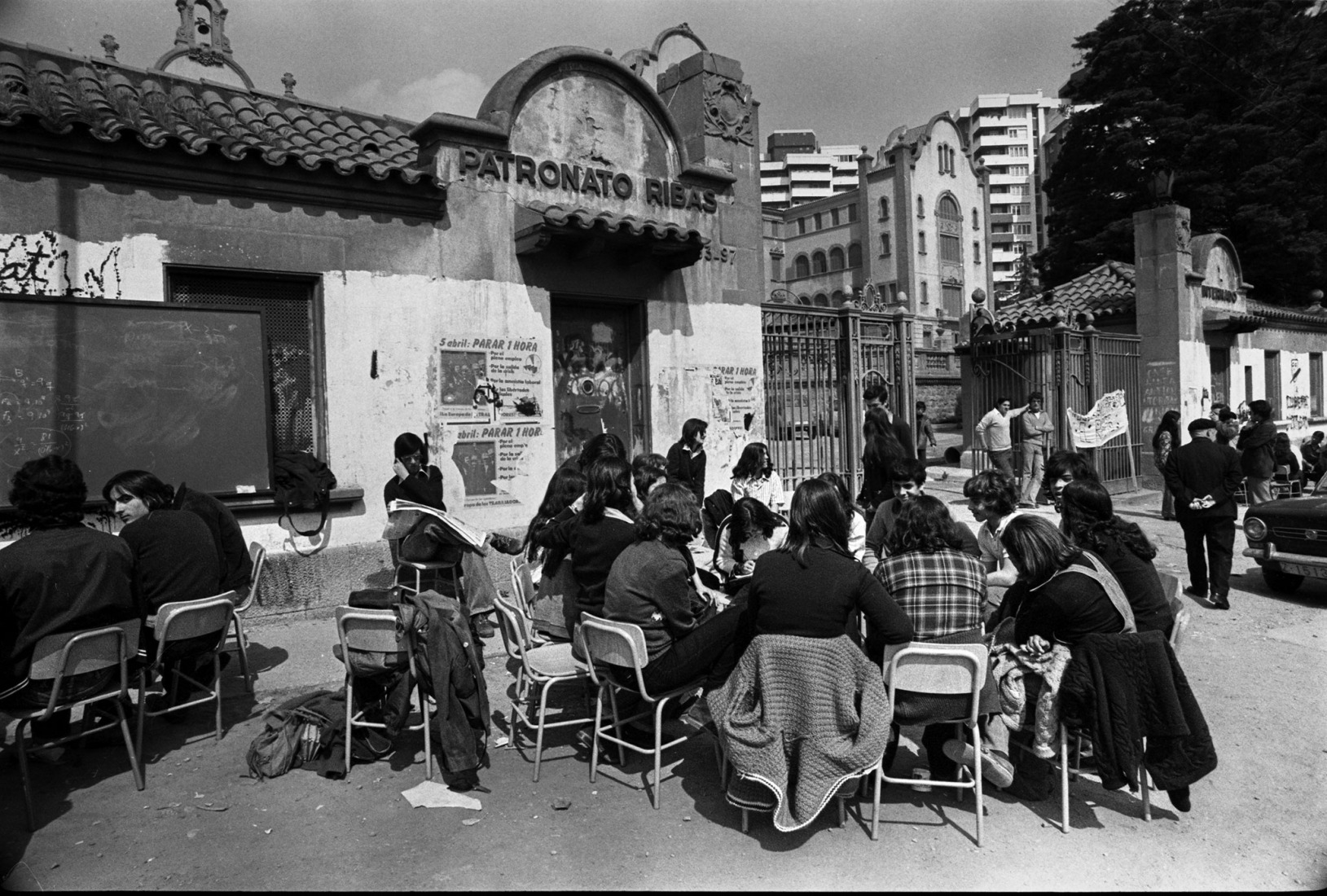 Students move their classes outside the Patronat Ribas to demand improvements at the educational institute, 1978. Photograph by Pepe Encinas.
