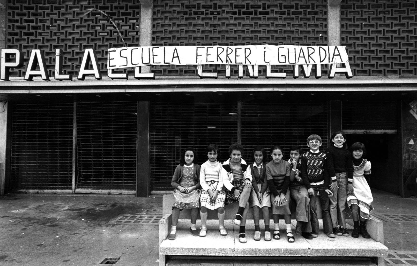 Classes from the Ferrer y Guardia school in Ciutat Meridiana are moved to a movie theater. Year: 1977. Photograph by Pepe Encinas.