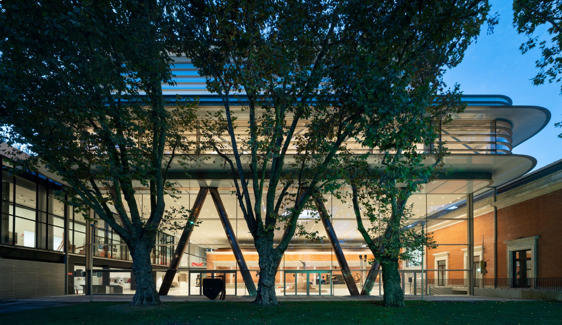 The design enhances connectivity across the site, bringing together the 1945 building, the 1970s extension, and a second intervention from the early 2000s. Expansion of the Bilbao Fine Arts Museum by Foster + Partners. Photograph by Nigel Young / Foster + Partners.