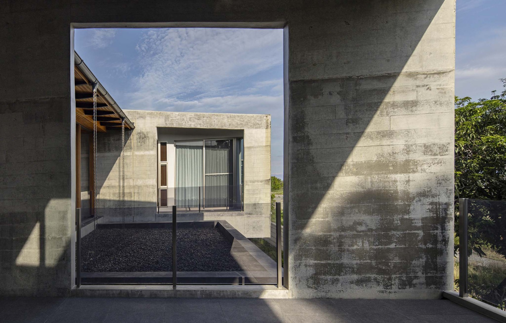 BAAN NO.1 by Junsekino Architect and Design. Photograph by June’s Photo.