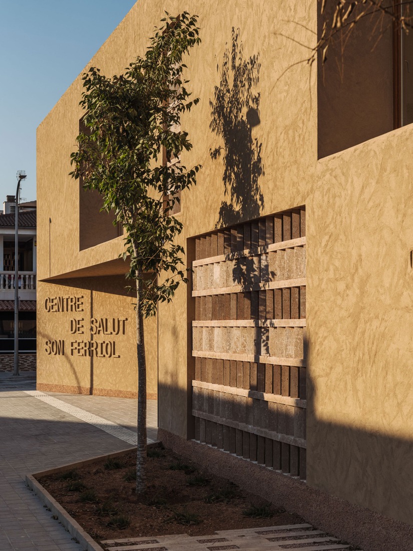 Centro de salud Son Ferriol por Laboqueria Arquitectura + Munarq. Fotografía por Ricard López.