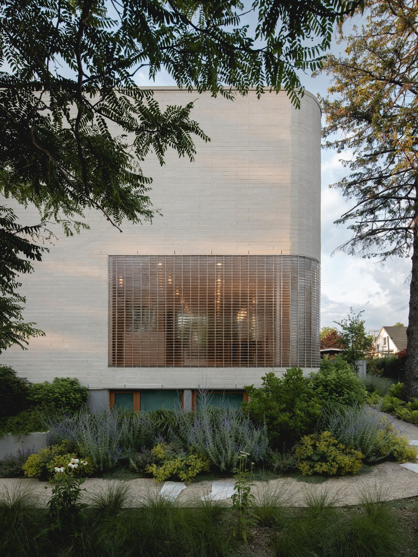 "The Lens" by MU Architecture. Photograph by Raphaël Thibodeau.