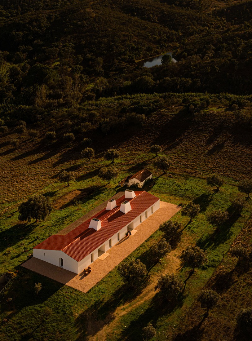 Monte Alvo House by NOZ Arquitectura. Photograph by Fernando Guerra.