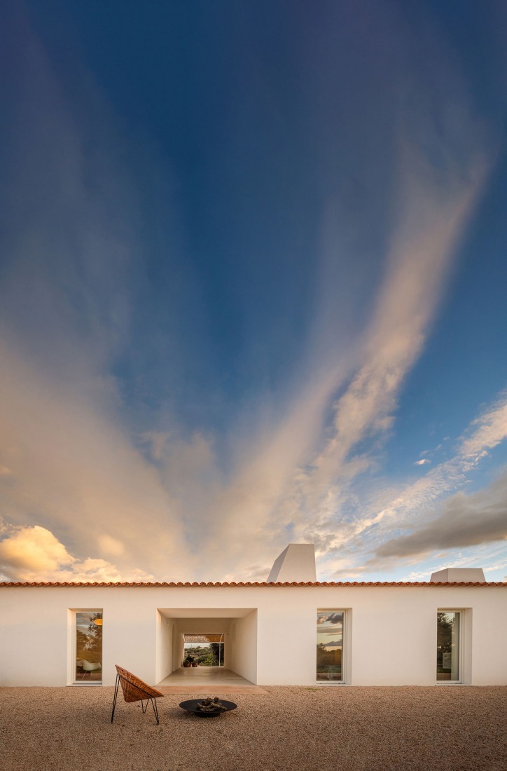 Monte Alvo House by NOZ Arquitectura. Photograph by Fernando Guerra.