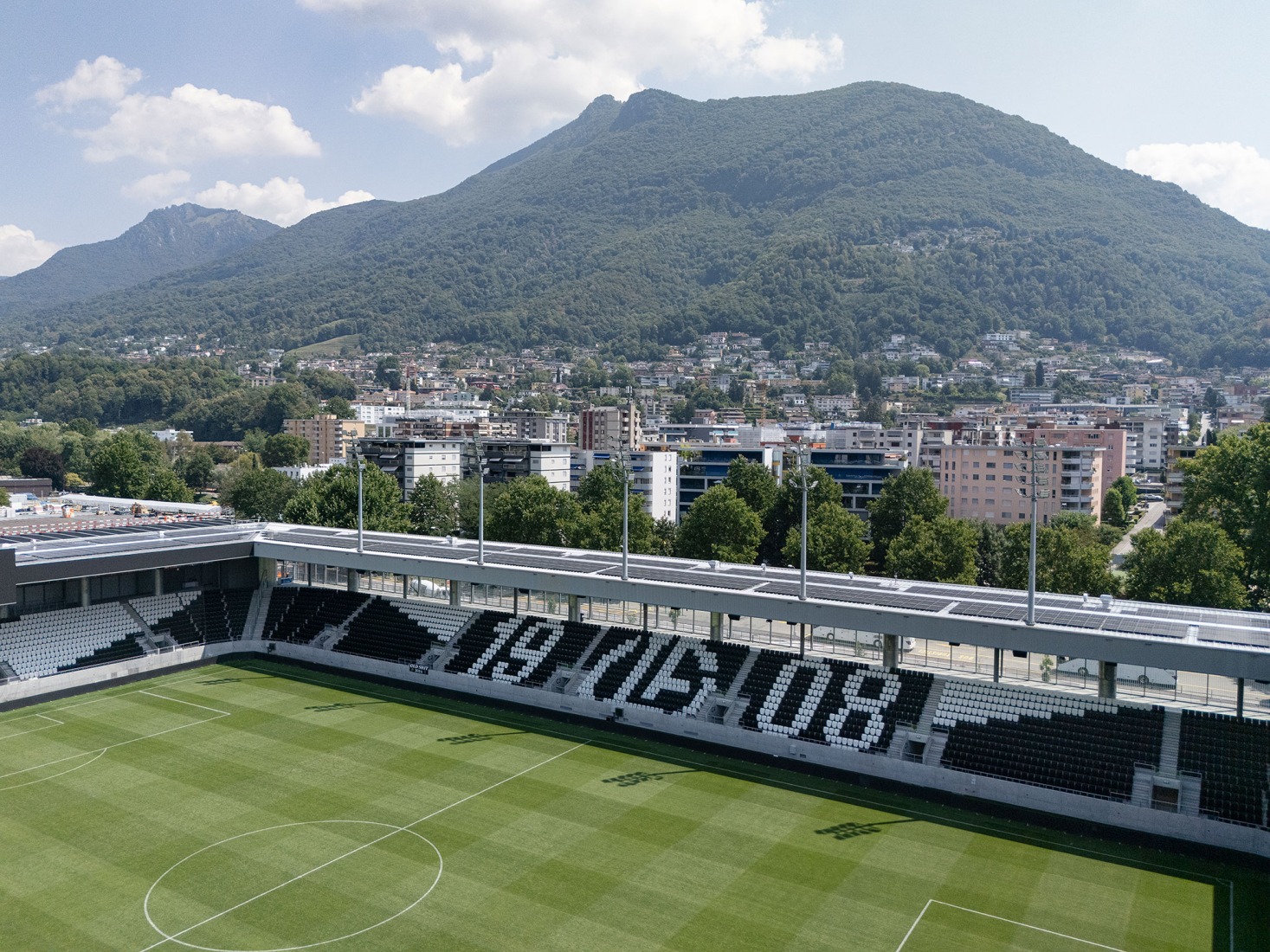 Arena Sportiva by Cruz y Ortiz Arquitectos SLP + Giraudi Radczuweit Architetti Sagl. Photograph by Fernando Alda.