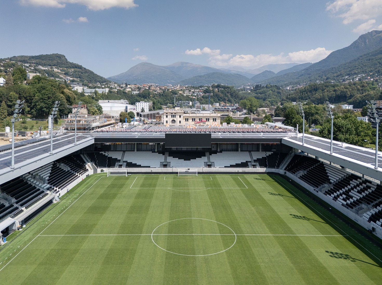 Arena Sportiva by Cruz y Ortiz Arquitectos SLP + Giraudi Radczuweit Architetti Sagl. Photograph by Fernando Alda.