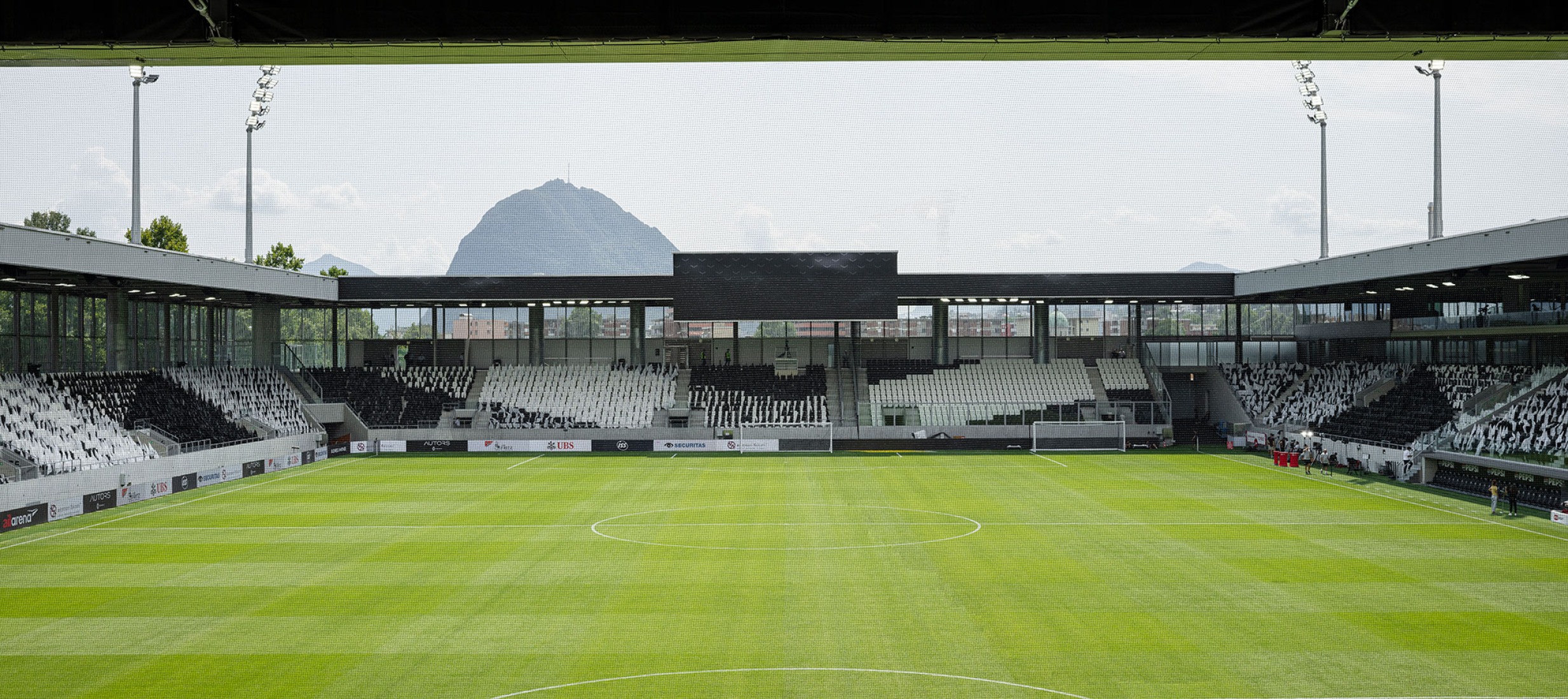 Arena Sportiva by Cruz y Ortiz Arquitectos SLP + Giraudi Radczuweit Architetti Sagl. Photograph by Fernando Alda.