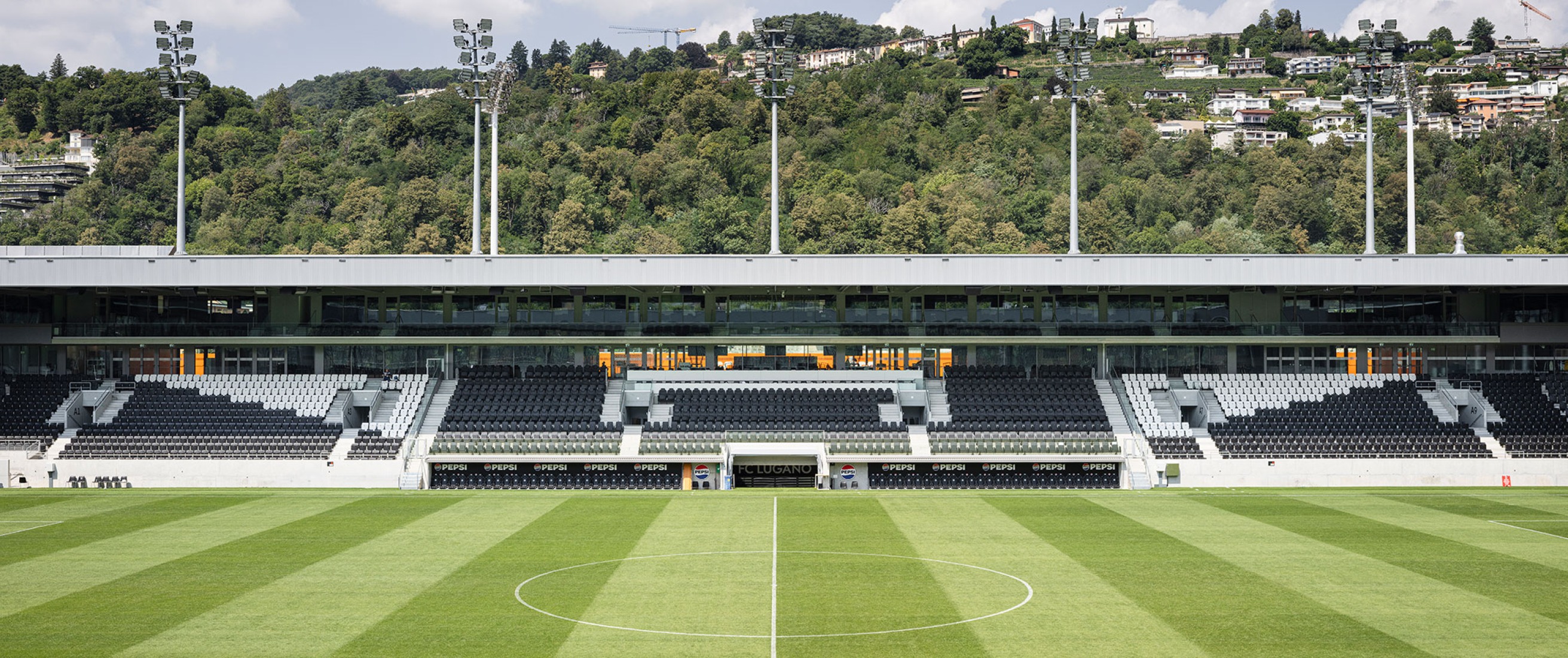 Arena Sportiva by Cruz y Ortiz Arquitectos SLP + Giraudi Radczuweit Architetti Sagl. Photograph by Fernando Alda.