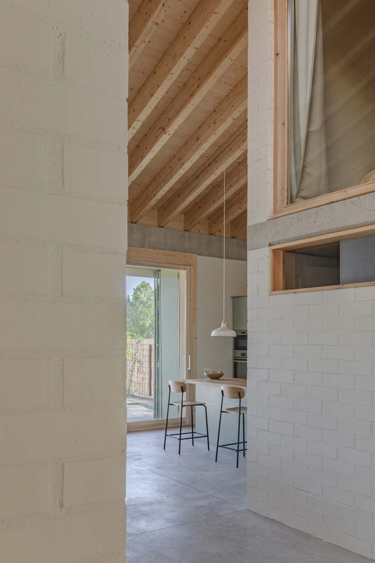 LX House by SAU Taller d'Arquitectura. Photograph by Andrés Flajszer.