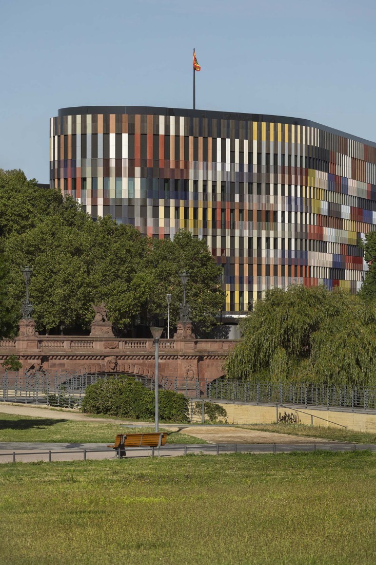 Office Building for Federal Authorities at the Spreebogen by Sauerbruch Hutton. Photograph by Jan Bitter.