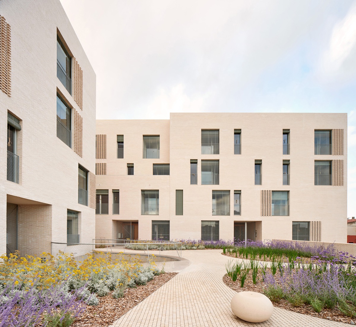 «Air Passage» finalist in the new construction category of the Second Edition of the European Collective Housing Award. Photography by José Hevia.    