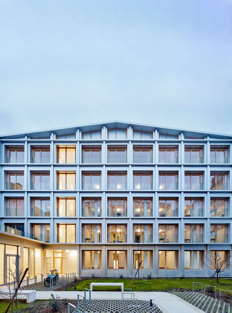 "The transformation of a parking lot on Rue Nollet," a finalist in the renovation category of the Second Edition of the European Collective Housing Award. Photograph by Frédéric Delangle.