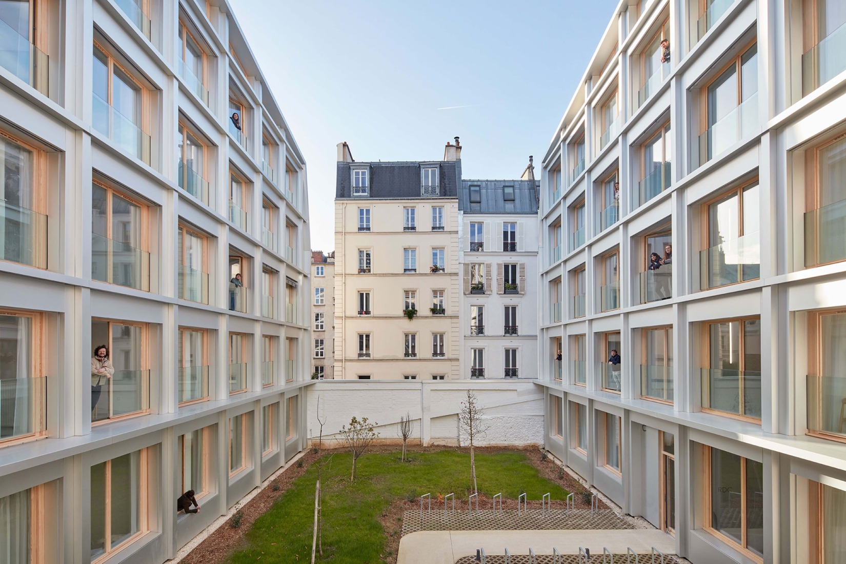 "The transformation of a parking lot on Rue Nollet," a finalist in the renovation category of the Second Edition of the European Collective Housing Award. Photograph by Frédéric Delangle.