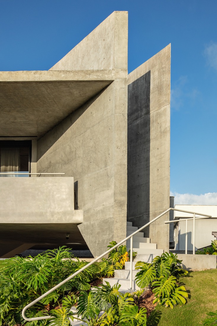 HAVEBLUE House by Yuri Vital Arquiteto. Photograph by Nelson Kon.