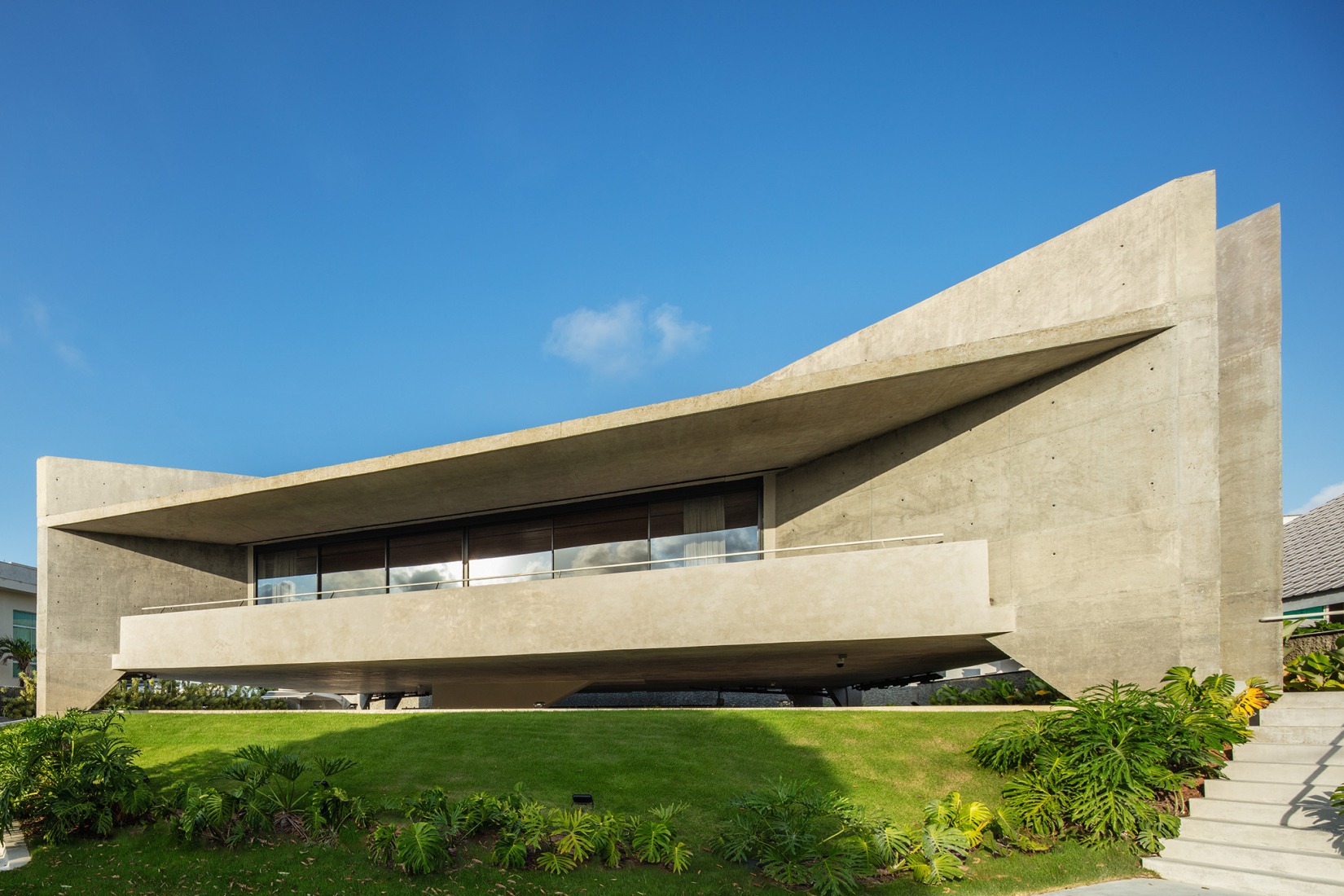 HAVEBLUE House by Yuri Vital Arquiteto. Photograph by Nelson Kon.