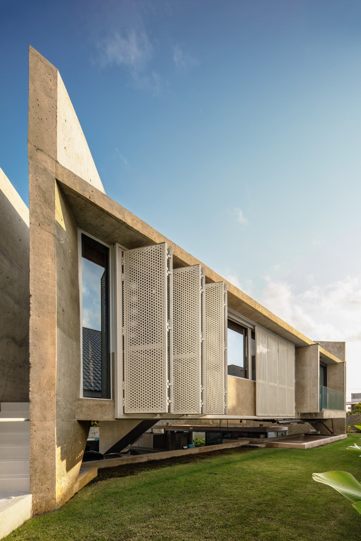 HAVEBLUE House by Yuri Vital Arquiteto. Photograph by Nelson Kon.
