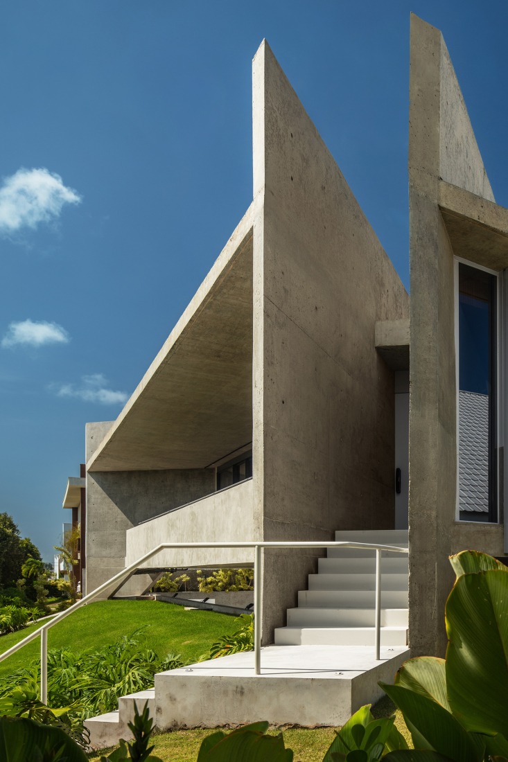 HAVEBLUE House by Yuri Vital Arquiteto. Photograph by Nelson Kon.