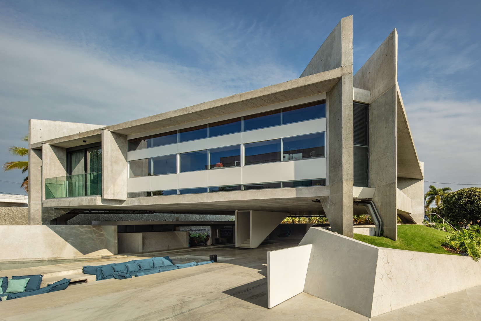 HAVEBLUE House by Yuri Vital Arquiteto. Photograph by Nelson Kon.