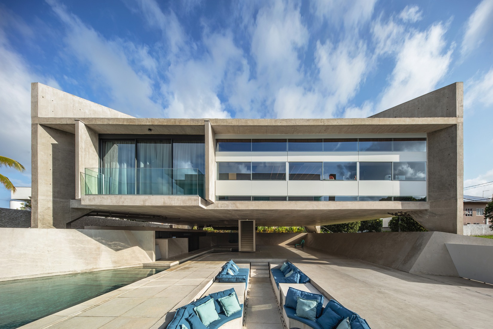 HAVEBLUE House by Yuri Vital Arquiteto. Photograph by Nelson Kon.