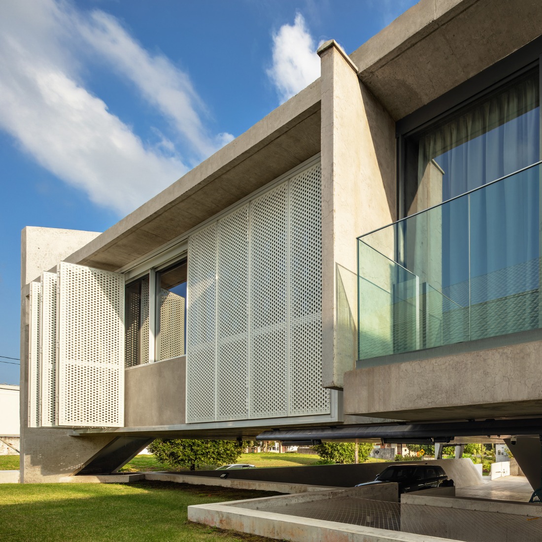 HAVEBLUE House by Yuri Vital Arquiteto. Photograph by Nelson Kon.