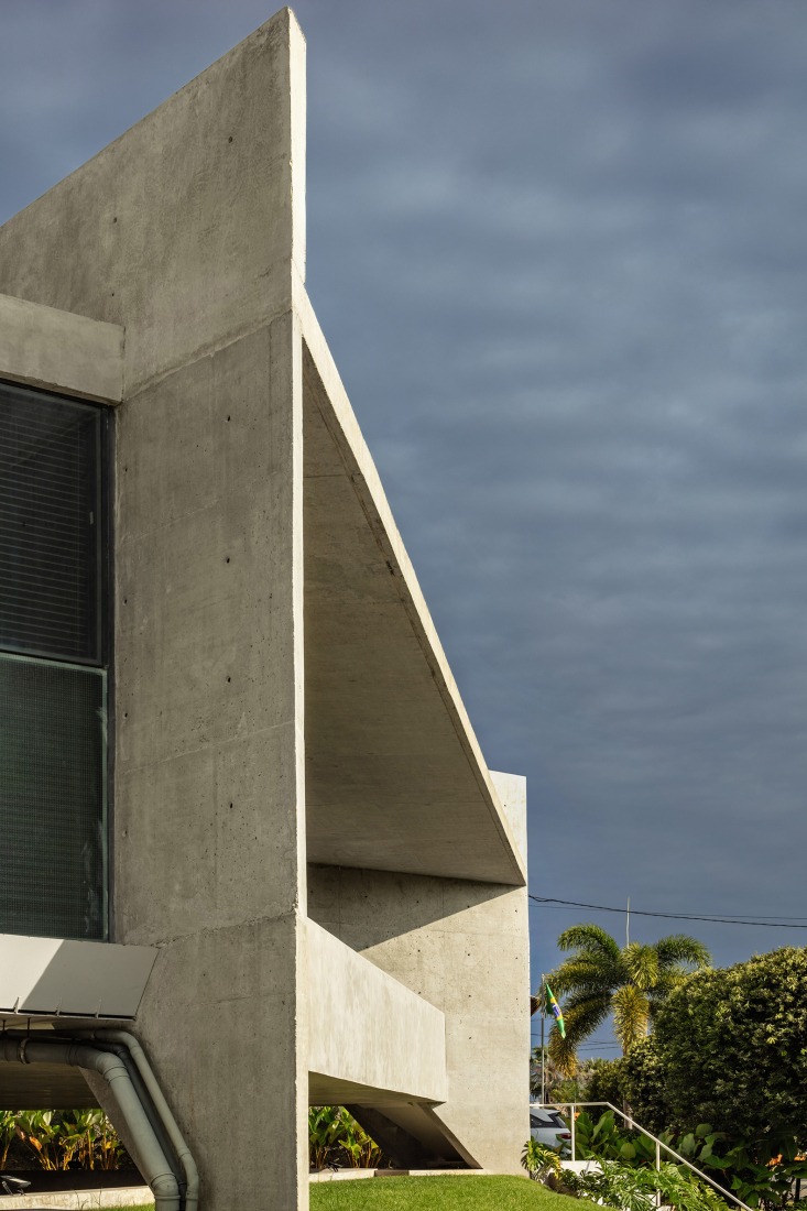 HAVEBLUE House by Yuri Vital Arquiteto. Photograph by Nelson Kon.