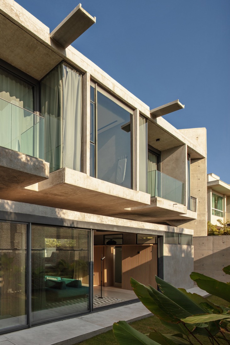 HAVEBLUE House by Yuri Vital Arquiteto. Photograph by Nelson Kon.