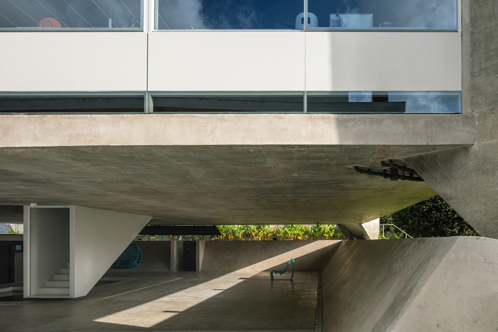 HAVEBLUE House by Yuri Vital Arquiteto. Photograph by Nelson Kon.