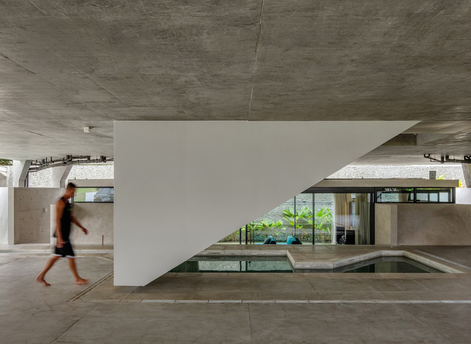 HAVEBLUE House by Yuri Vital Arquiteto. Photograph by Nelson Kon.
