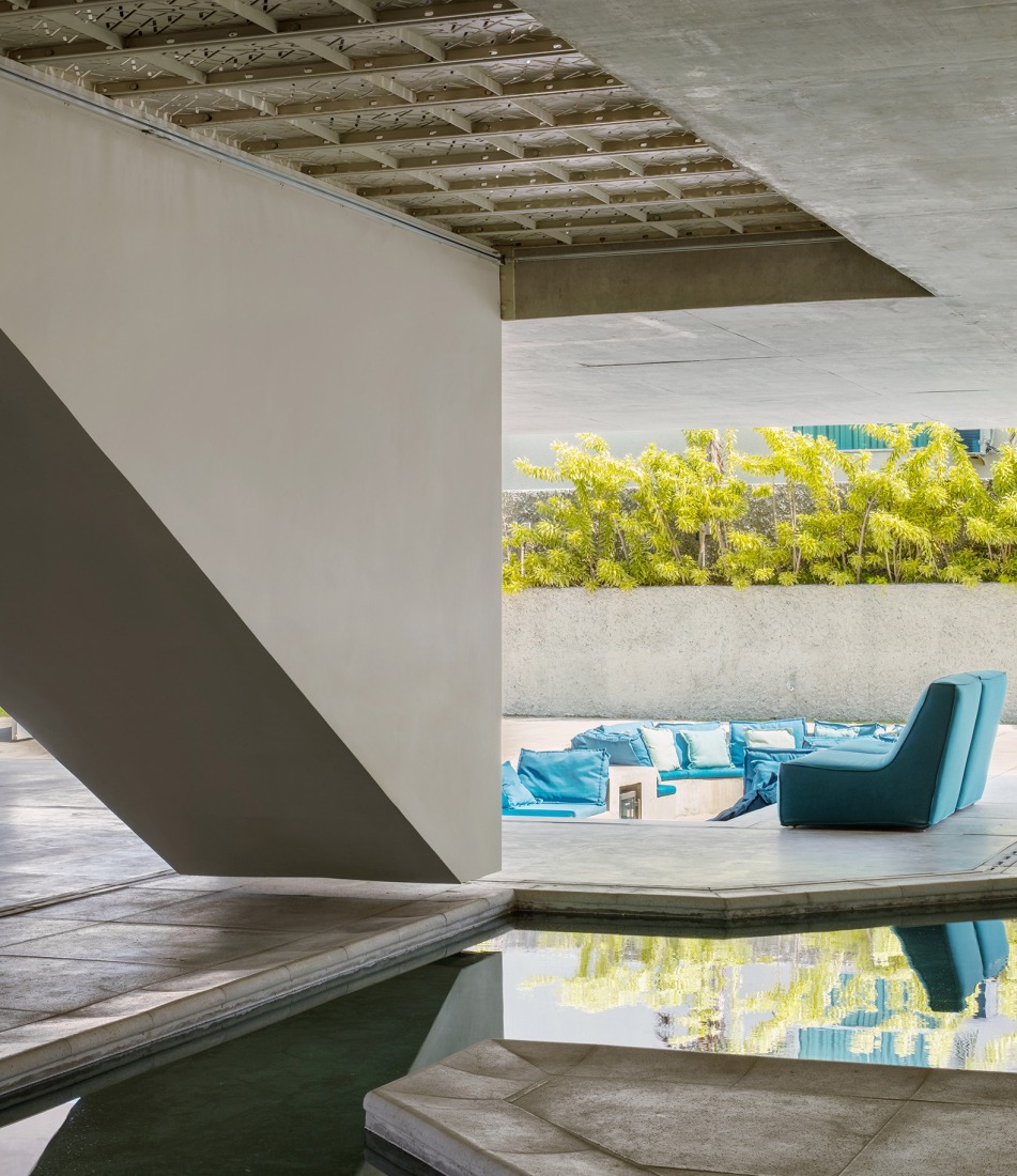 HAVEBLUE House by Yuri Vital Arquiteto. Photograph by Nelson Kon.