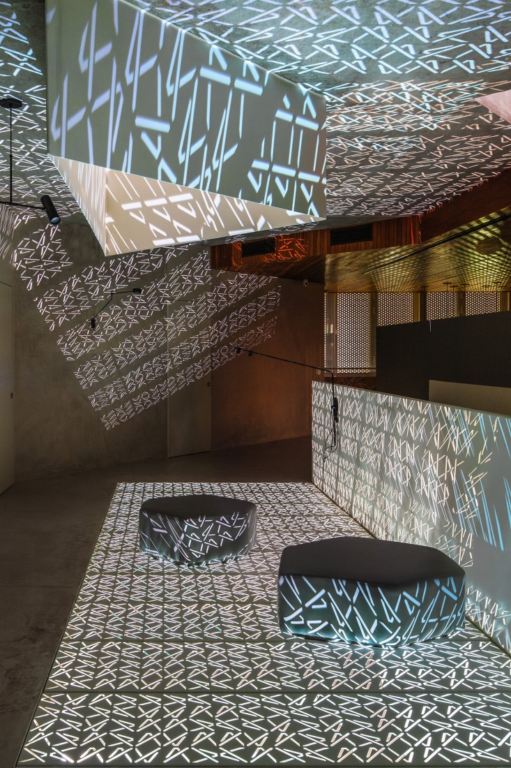 HAVEBLUE House by Yuri Vital Arquiteto. Photograph by Nelson Kon.