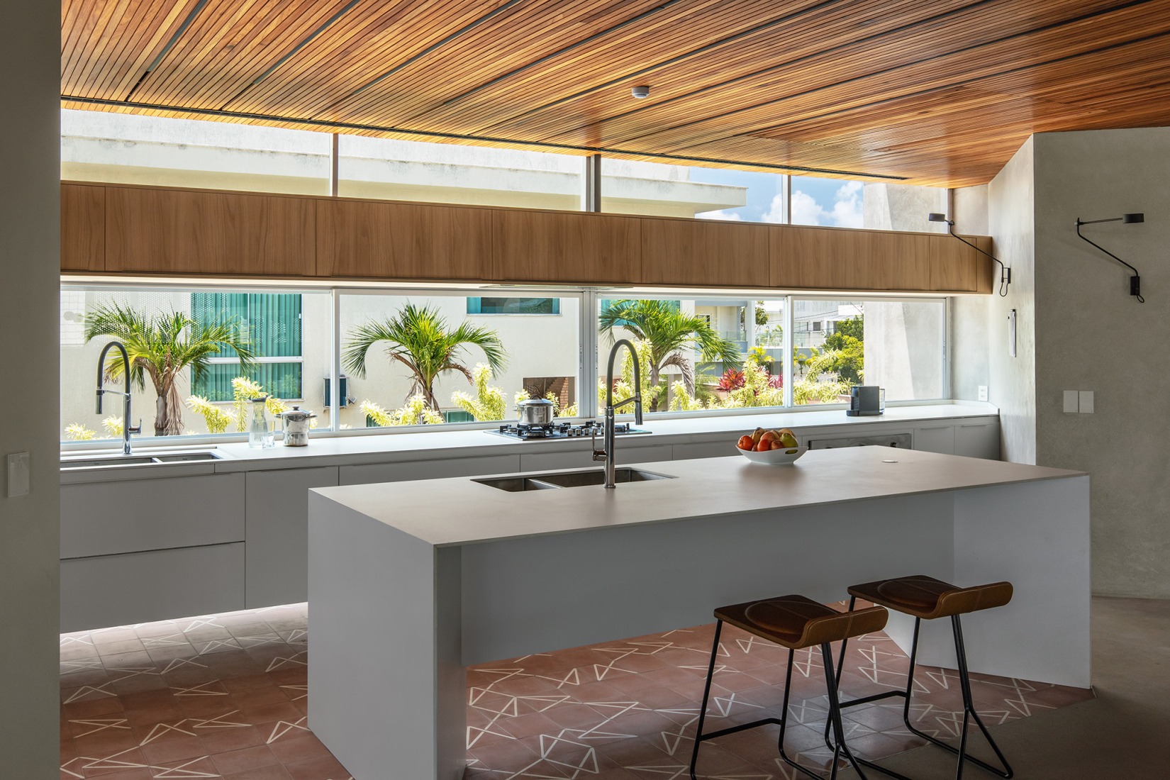HAVEBLUE House by Yuri Vital Arquiteto. Photograph by Nelson Kon.
