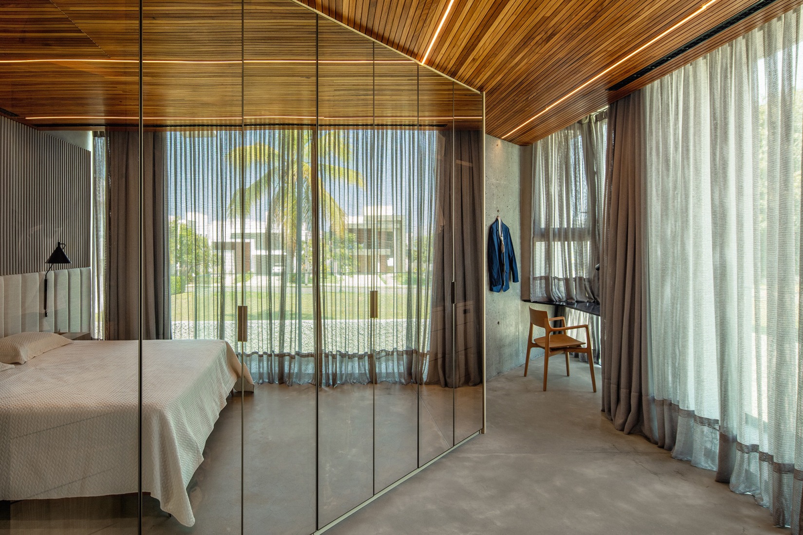 HAVEBLUE House by Yuri Vital Arquiteto. Photograph by Nelson Kon.