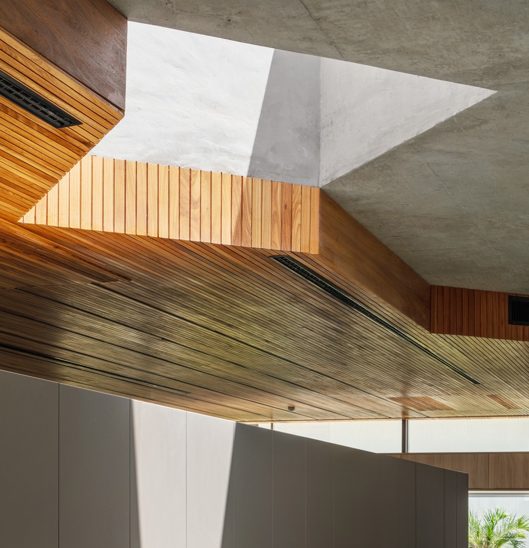 HAVEBLUE House by Yuri Vital Arquiteto. Photograph by Nelson Kon.