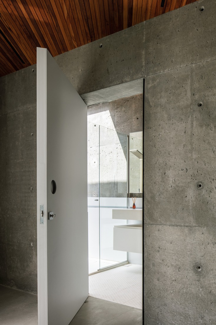 HAVEBLUE House by Yuri Vital Arquiteto. Photograph by Nelson Kon.