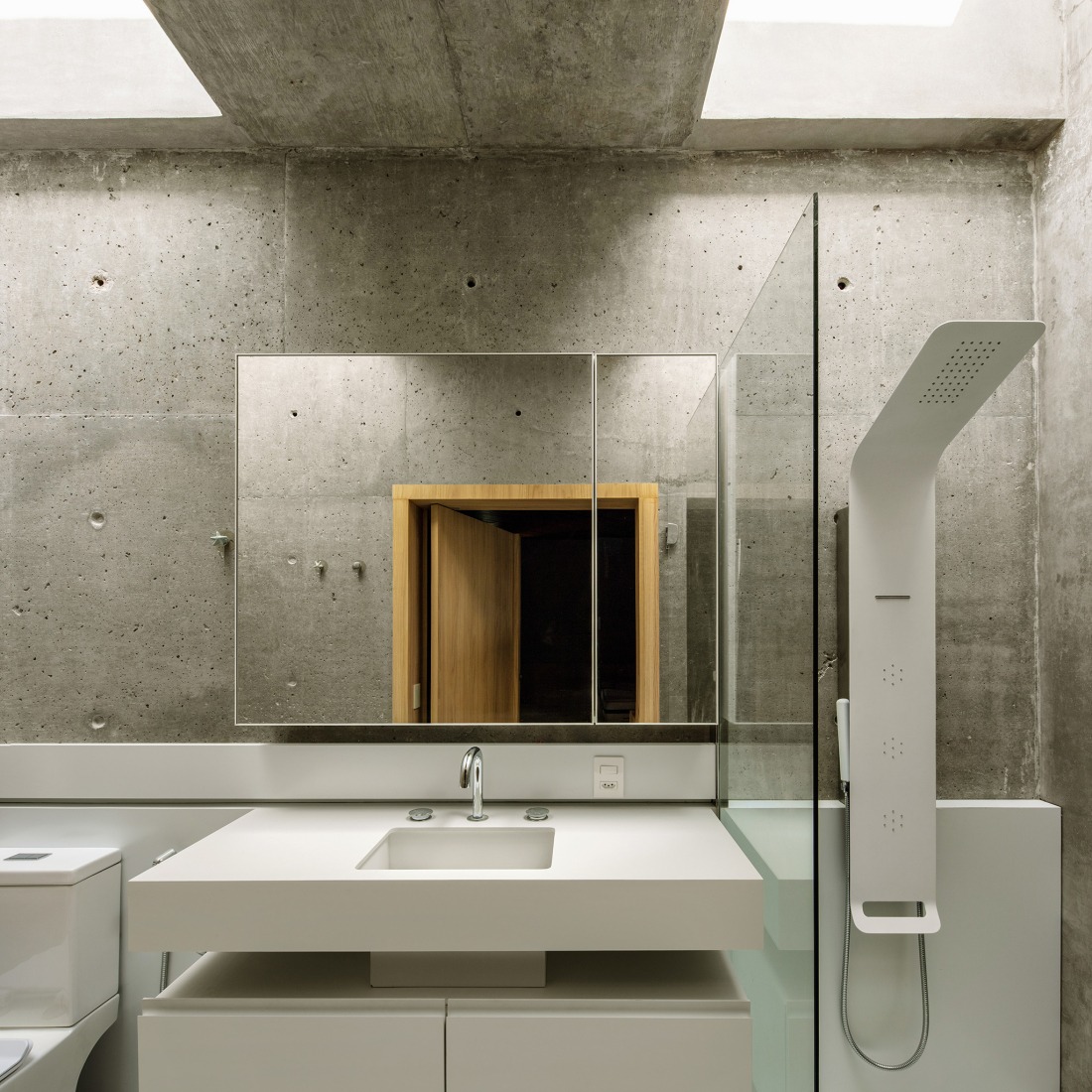 HAVEBLUE House by Yuri Vital Arquiteto. Photograph by Nelson Kon.