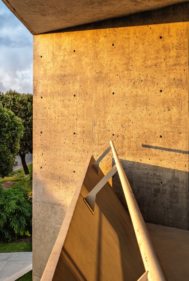HAVEBLUE House by Yuri Vital Arquiteto. Photograph by Nelson Kon.
