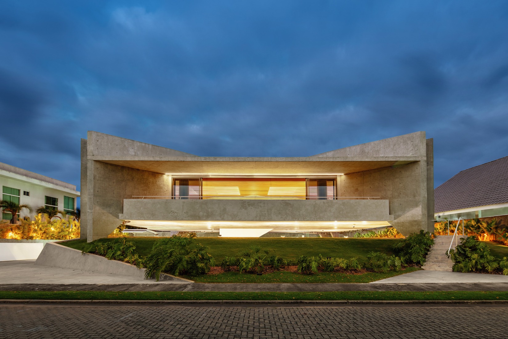 HAVEBLUE House by Yuri Vital Arquiteto. Photograph by Nelson Kon.